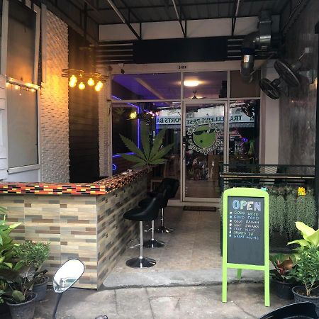 Bonkers Guesthouse Pattaya Exterior photo