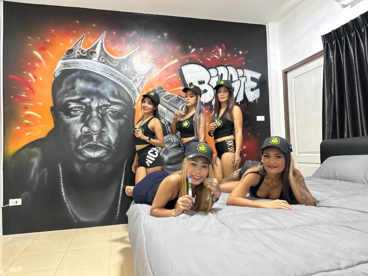 Bonkers Guesthouse Pattaya Exterior photo